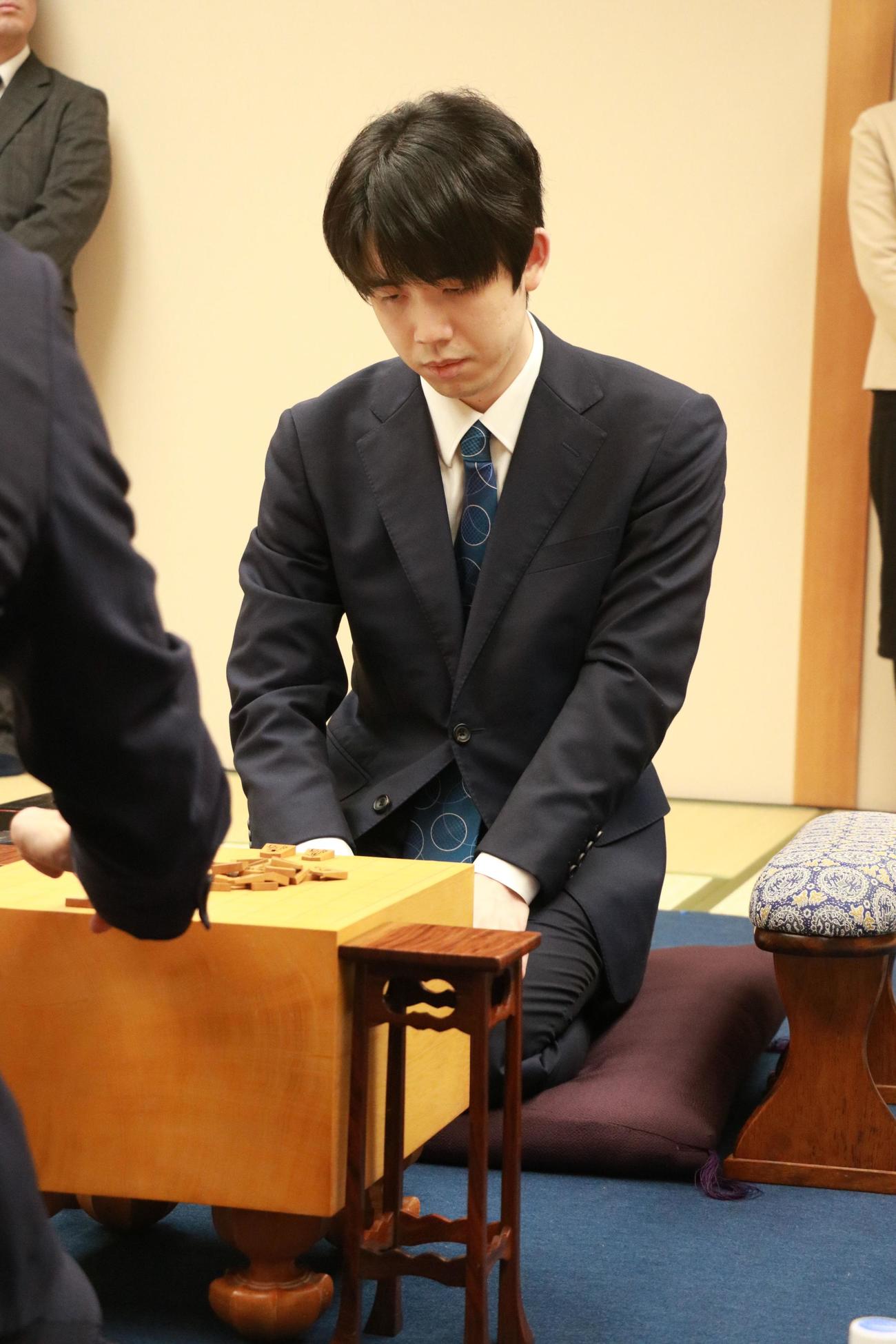 高知市「文化プラザかるぽーと」で前日検分を行った藤井聡太棋王（日本将棋連盟提供）