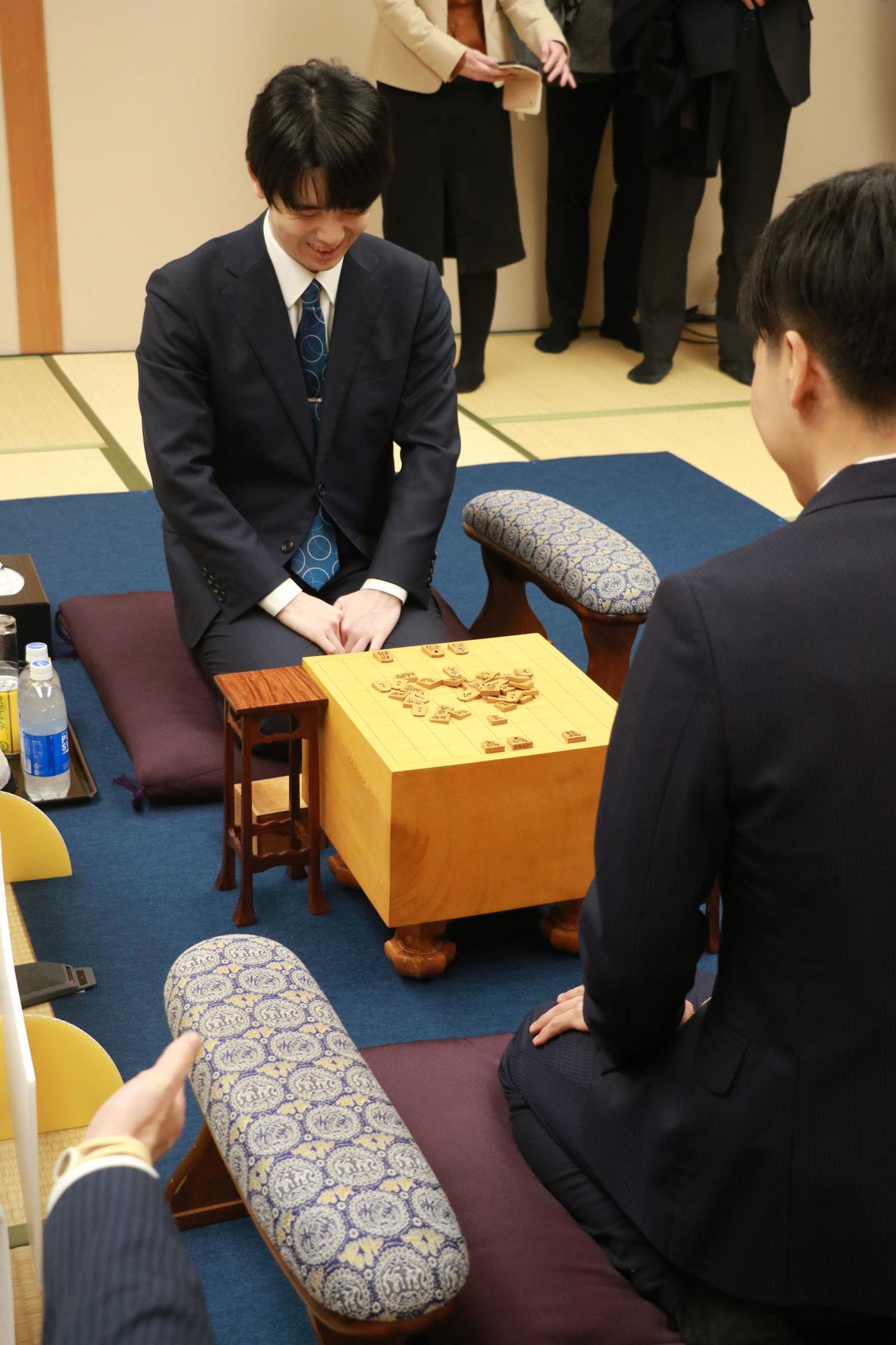 高知市「文化プラザかるぽーと」で前日検分を行った藤井聡太棋王、手前は増田康宏八段（日本将棋連盟提供）