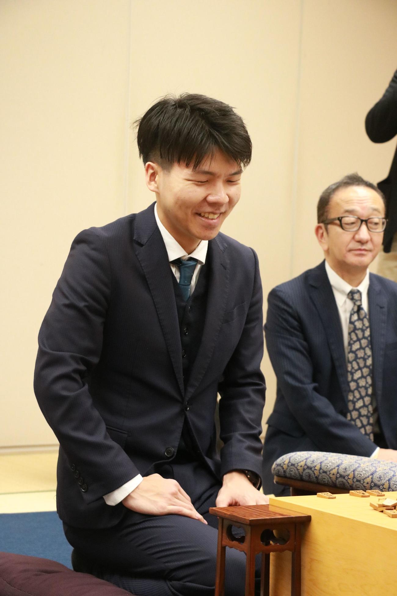 高知市「文化プラザかるぽーと」で前日検分を行った増田康宏八段（日本将棋連盟提供）