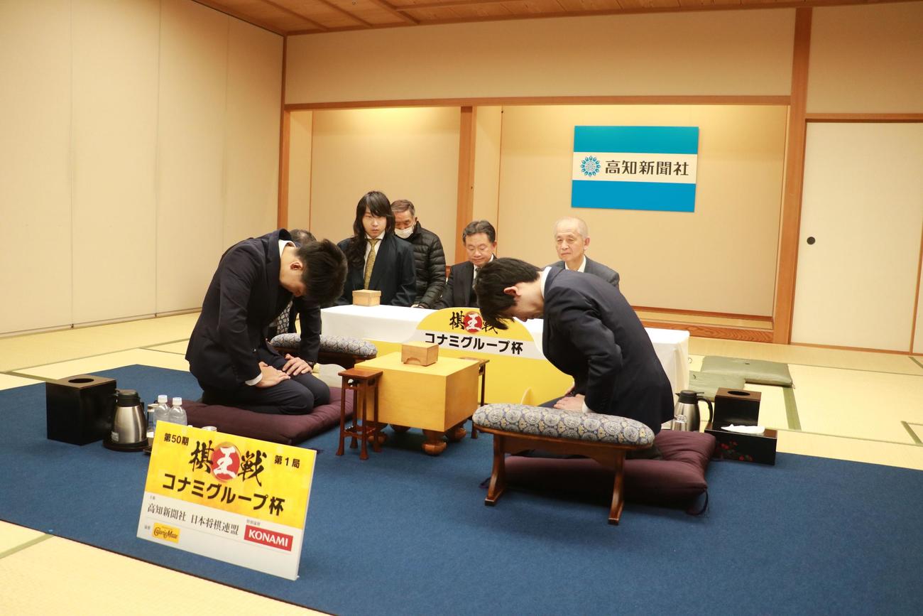 高知市「文化プラザかるぽーと」で前日検分を行った藤井聡太棋王（右）、増田康宏八段（日本将棋連盟提供）