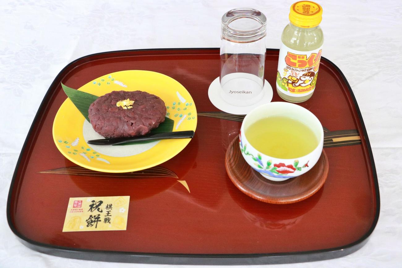 増田康宏八段の午前のおやつ「棋王戦祝餅」「土佐の緑茶ゴールド　ごっくん馬路村」（日本将棋連盟提供）
