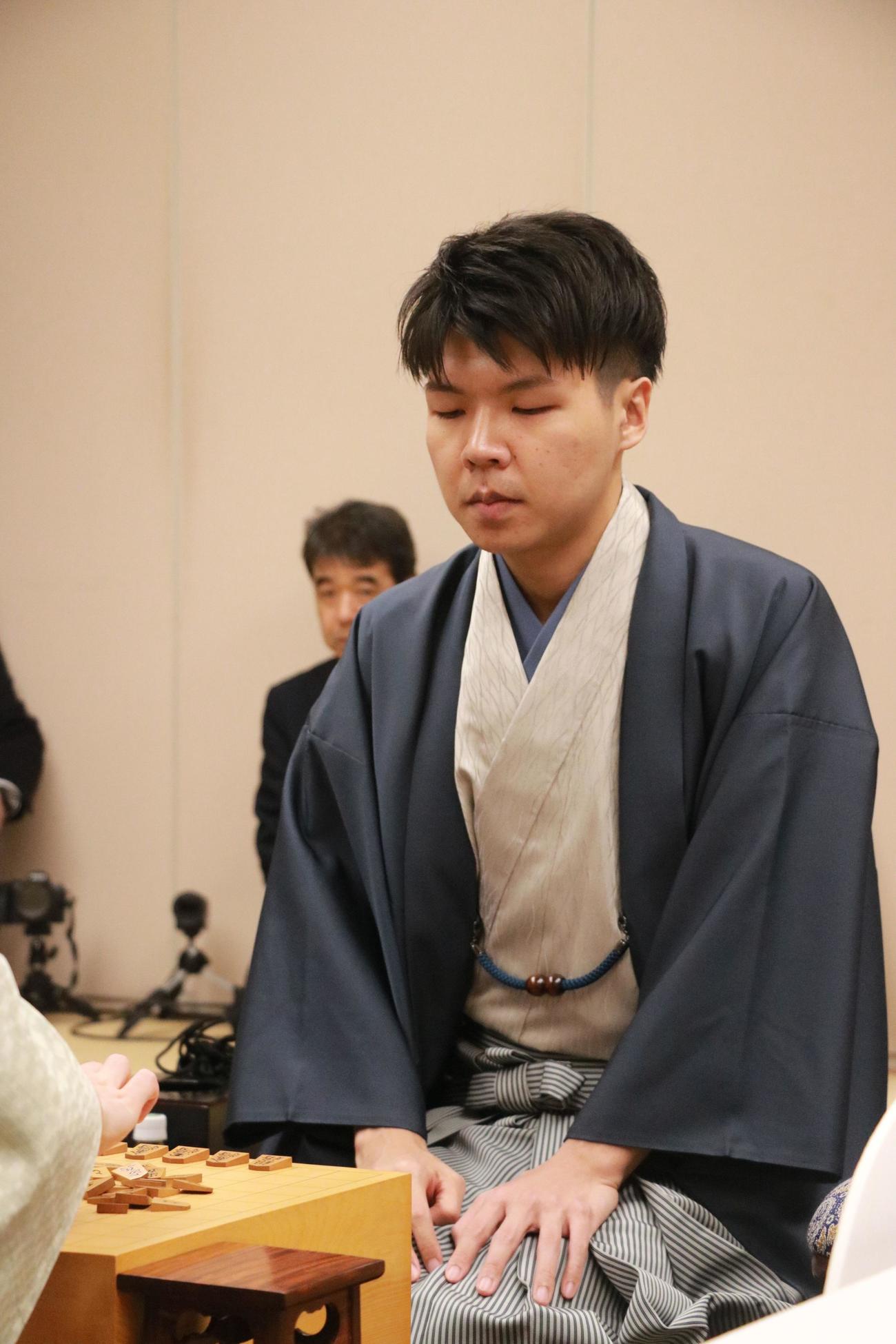 高知市「文化プラザかるぽーと」で棋王戦5番勝負第1局に臨んだ増田康宏八段（日本将棋連盟提供）
