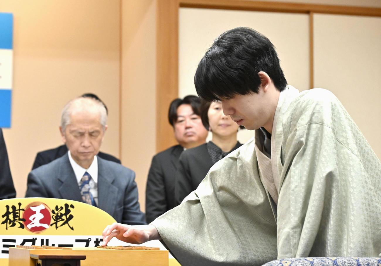 将棋の第50期棋王戦コナミグループ杯5番勝負第1局で、初手を指す藤井聡太棋王（共同）