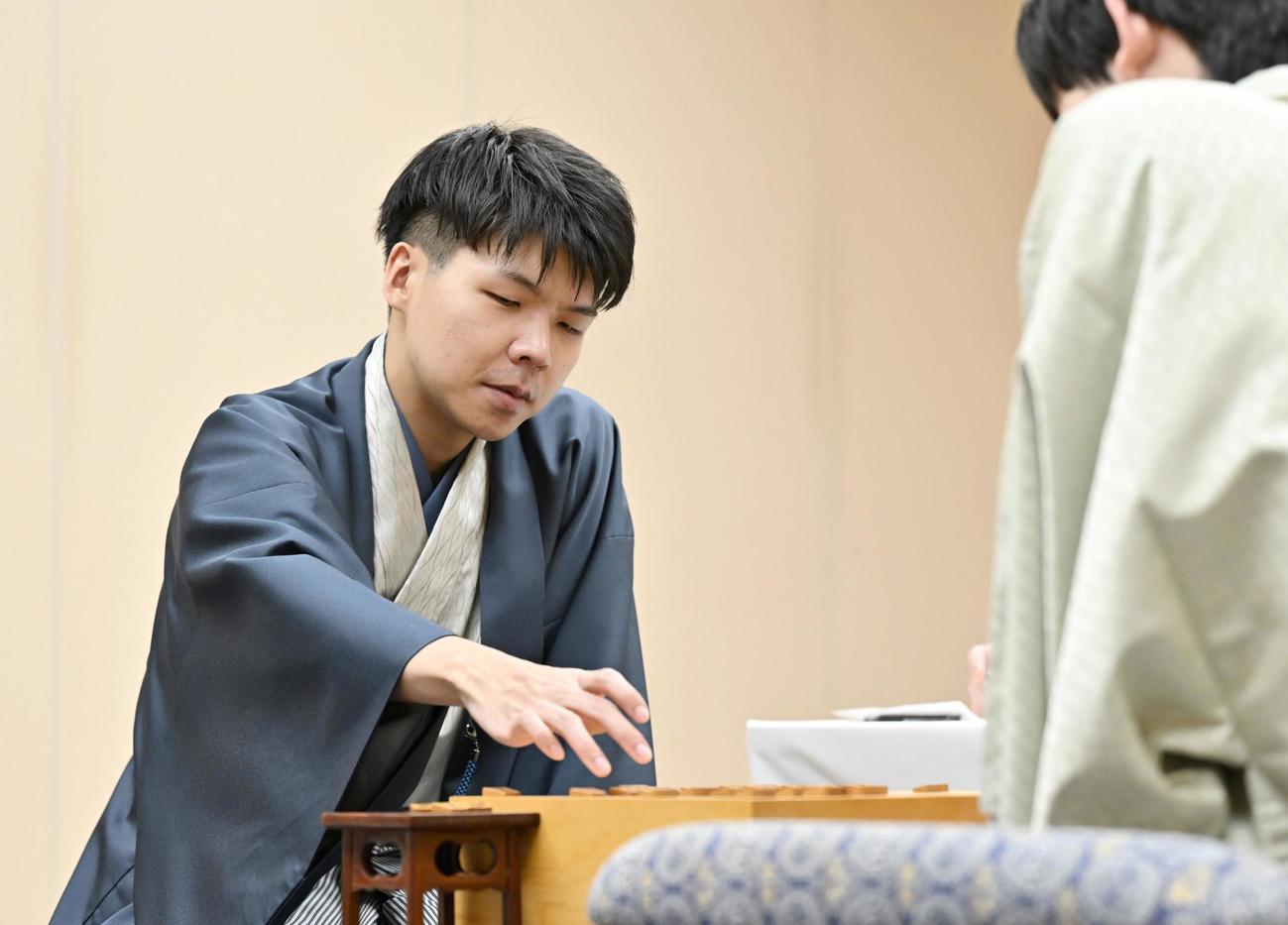 将棋の第50期棋王戦コナミグループ杯5番勝負第1局で藤井聡太棋王（右）に敗れ、対局を振り返る増田康宏八段＝2日夜、高知市（共同）