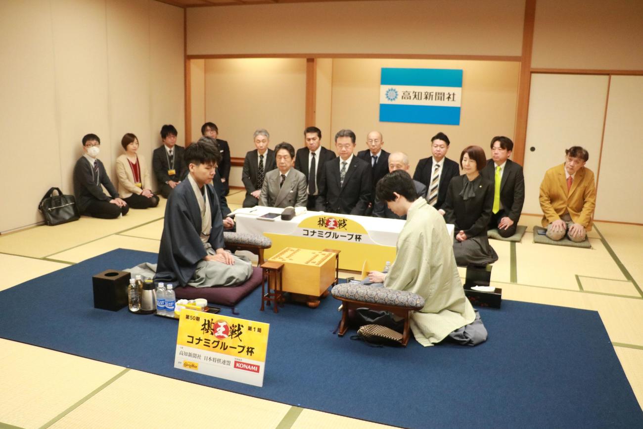 高知市「文化プラザかるぽーと」で棋王戦5番勝負第1局に臨んだ藤井聡太棋王（右）、増田康宏八段（日本将棋連盟提供）