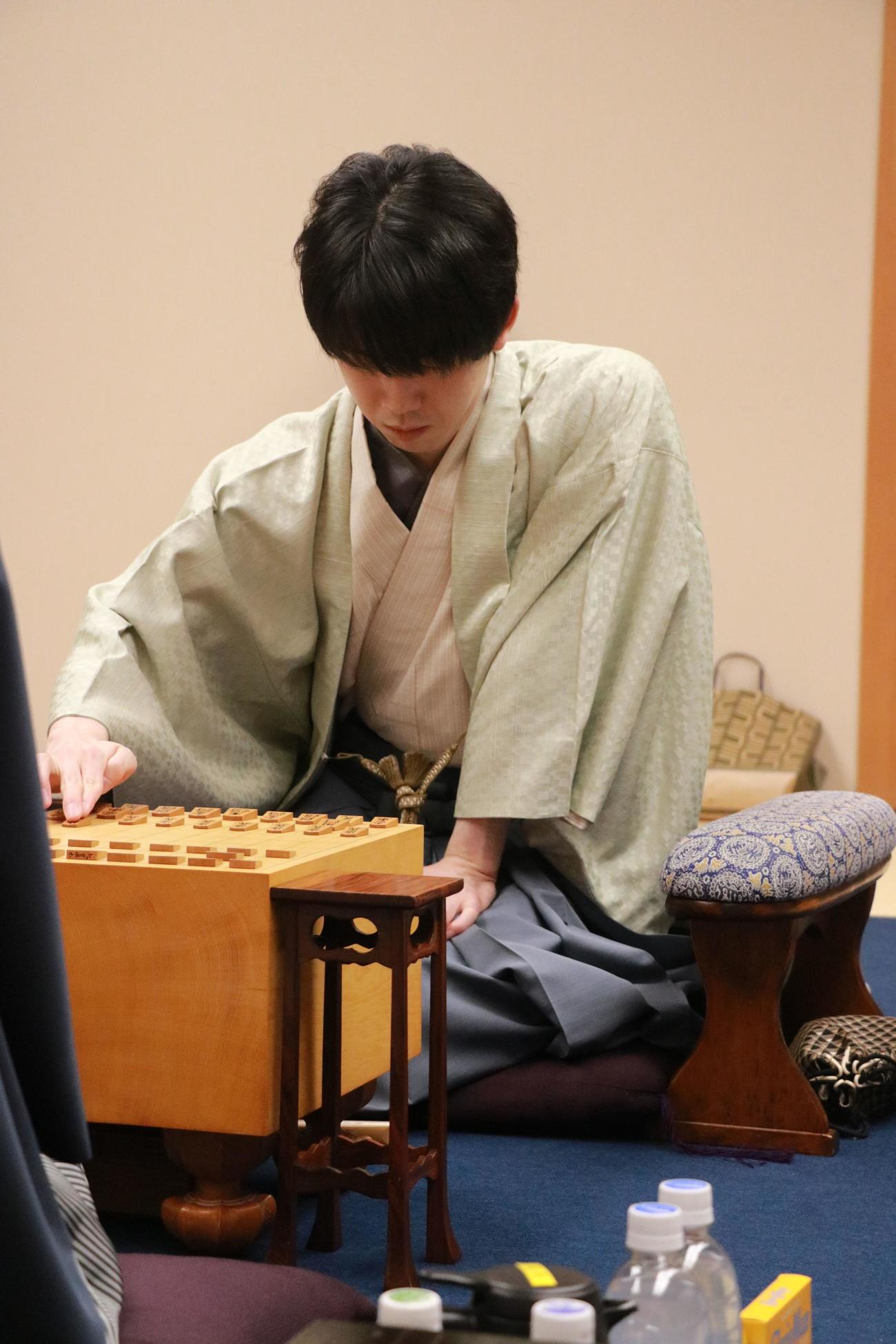 高知市「文化プラザかるぽーと」で棋王戦5番勝負第1局に臨んだ藤井聡太棋王（日本将棋連盟提供）