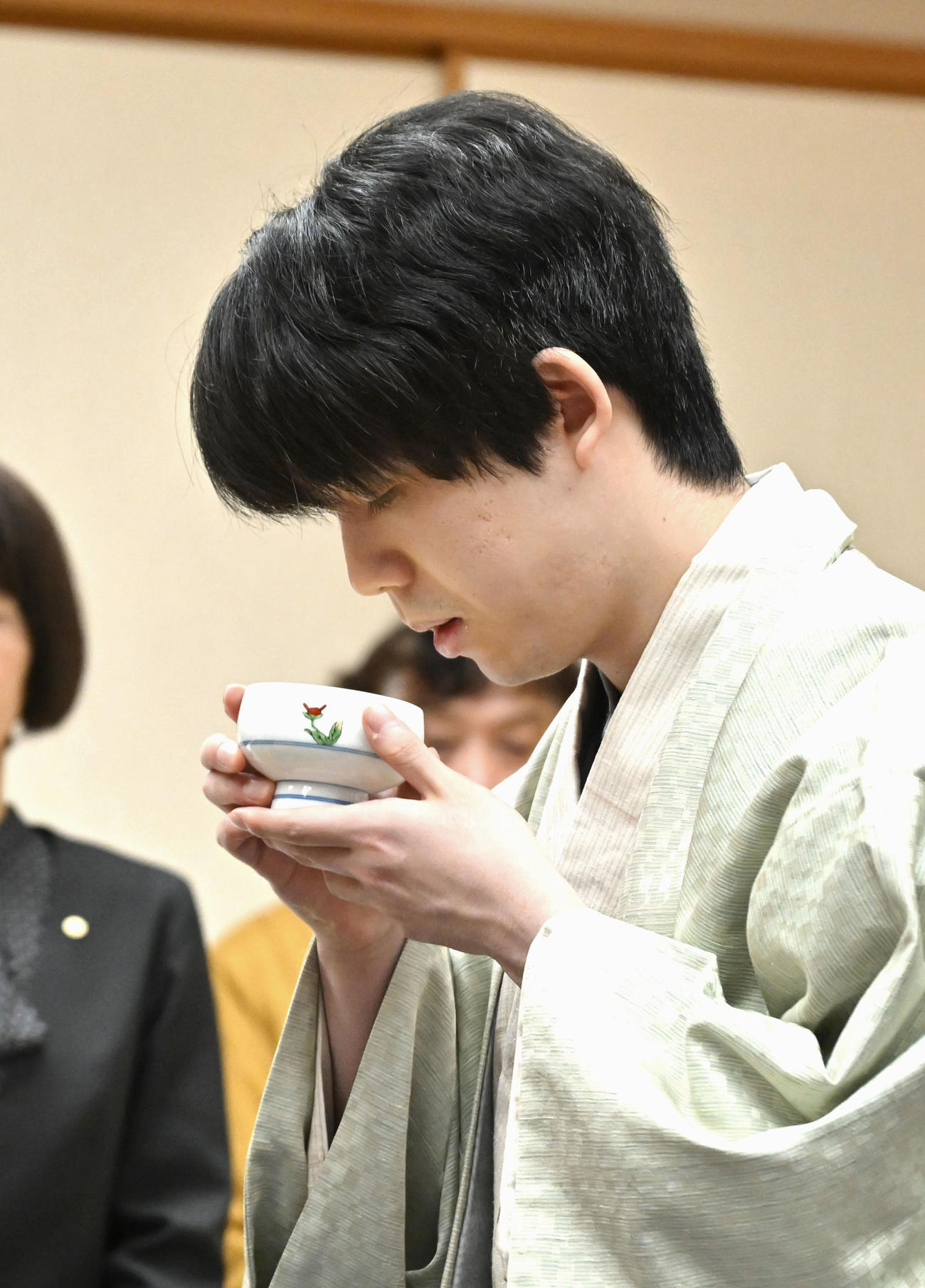 将棋の第50期棋王戦コナミグループ杯5番勝負第1局で、初手の前にお茶を飲む藤井聡太棋王（共同）