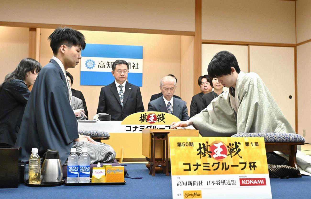 将棋の第50期棋王戦コナミグループ杯5番勝負第1局で、増田康宏八段（左）と対局する藤井聡太棋王（共同）