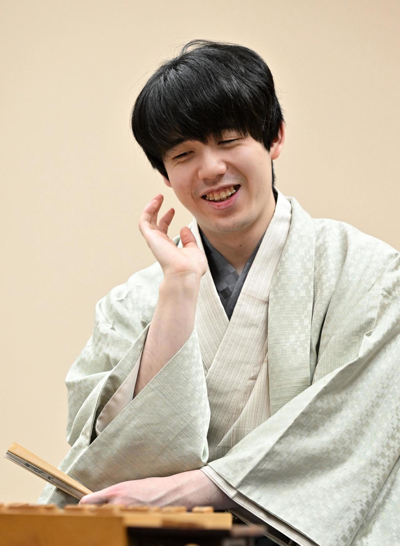 将棋の第50期棋王戦コナミグループ杯5番勝負第1局で勝利し、笑顔で対局を振り返る藤井聡太棋王（共同）