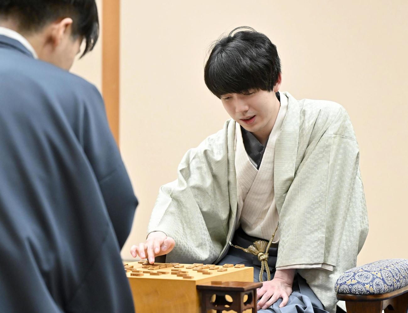 将棋の第50期棋王戦コナミグループ杯5番勝負第1局で増田康宏八段（左）に勝利し、対局を振り返る藤井聡太棋王（共同）