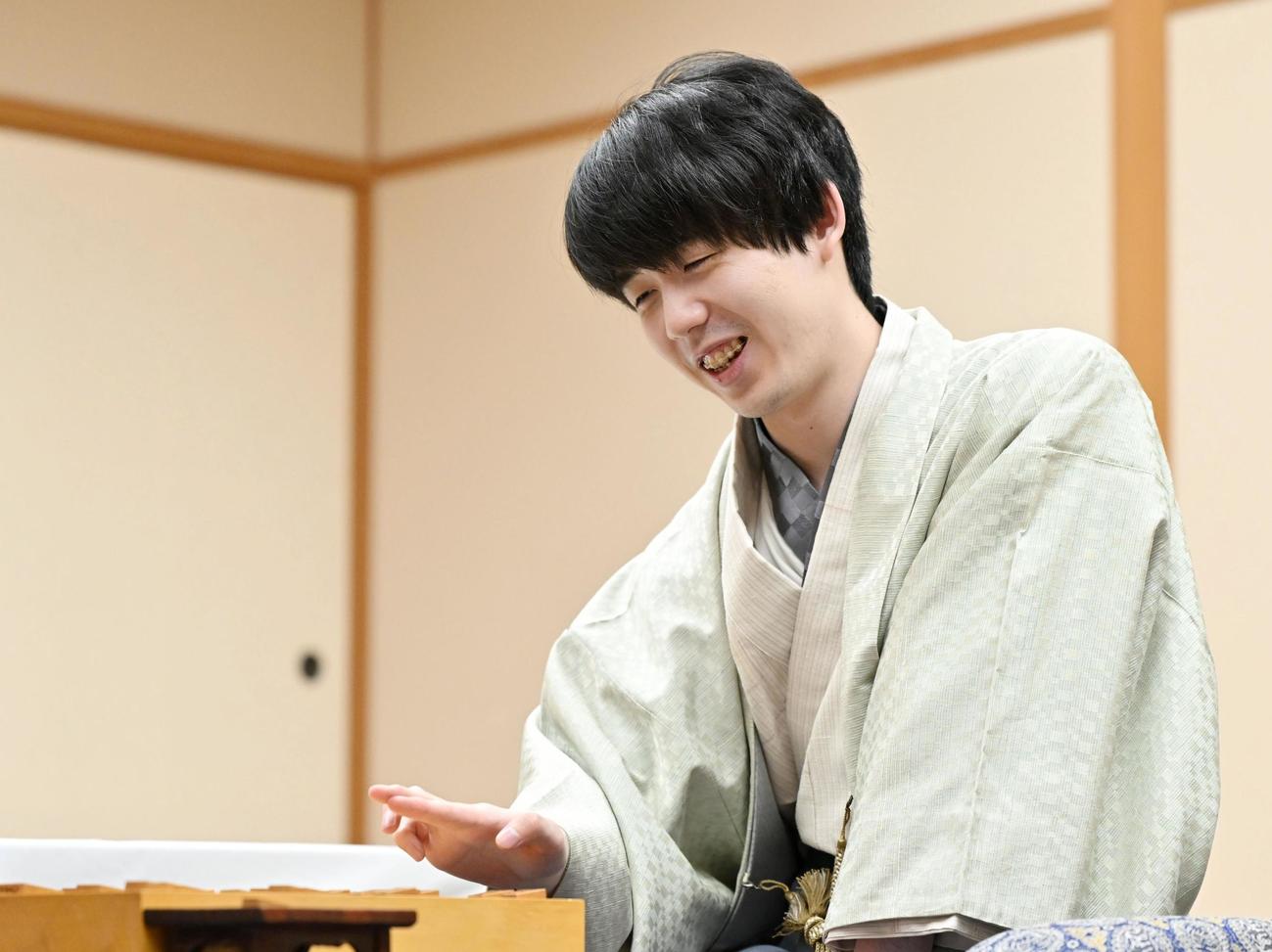 将棋の第50期棋王戦コナミグループ杯5番勝負第1局で勝利し、対局を振り返る藤井聡太棋王（共同）