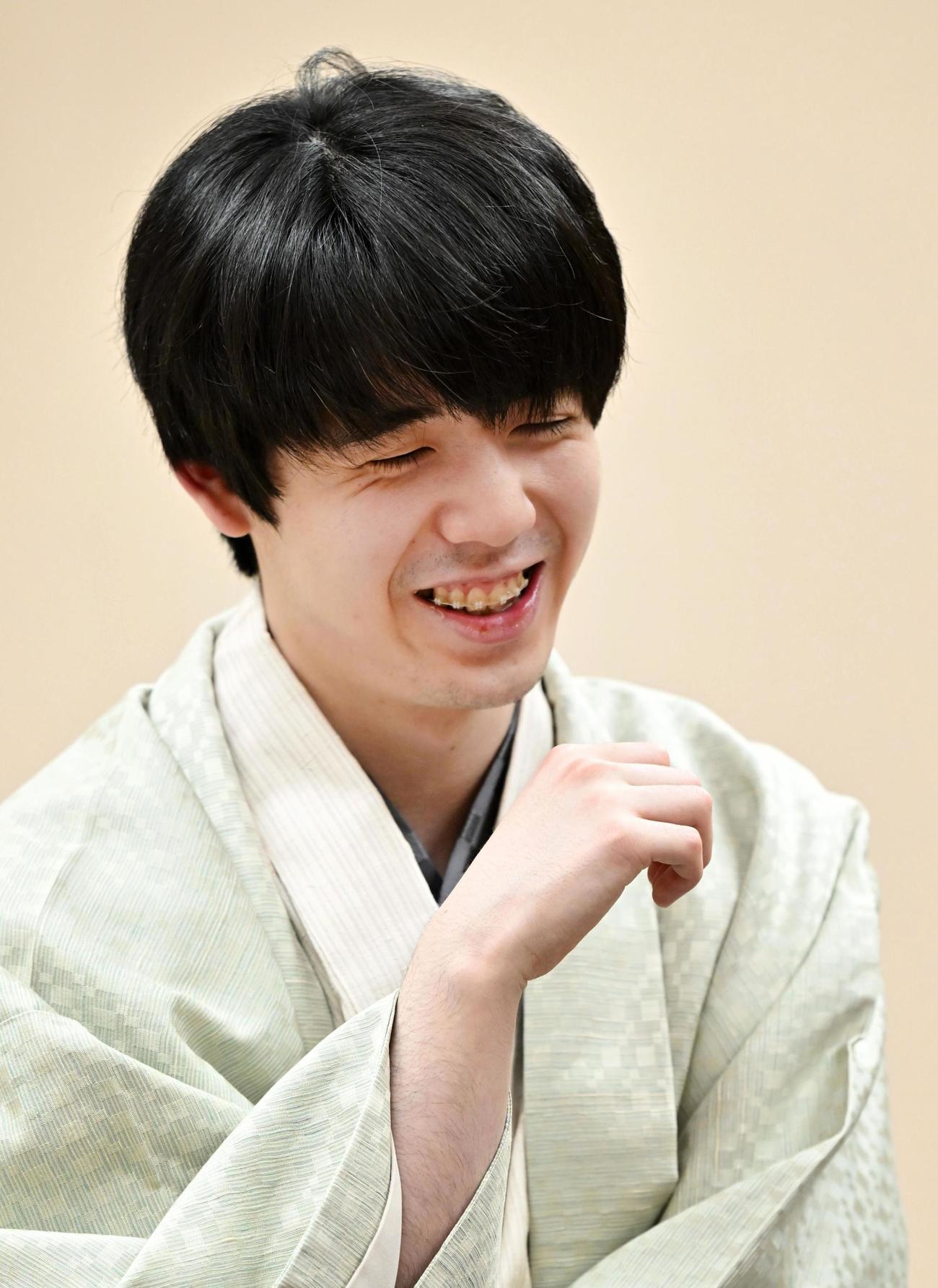 将棋の第50期棋王戦コナミグループ杯5番勝負第1局で勝利した藤井聡太棋王（共同）