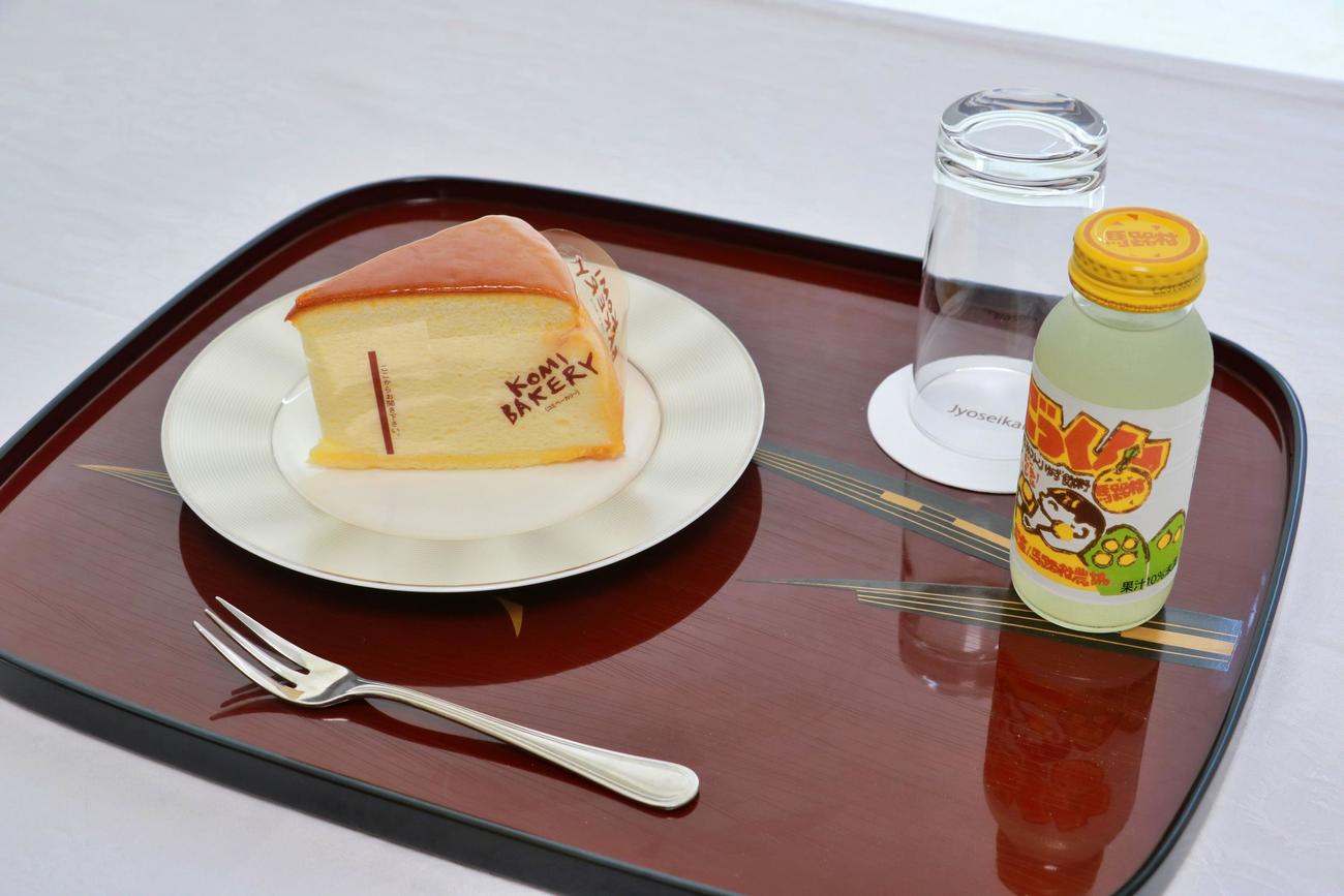 藤井聡太棋王の午後のおやつ「窯出しチーズケーキ」「ごっくん馬路村」（日本将棋連盟提供）