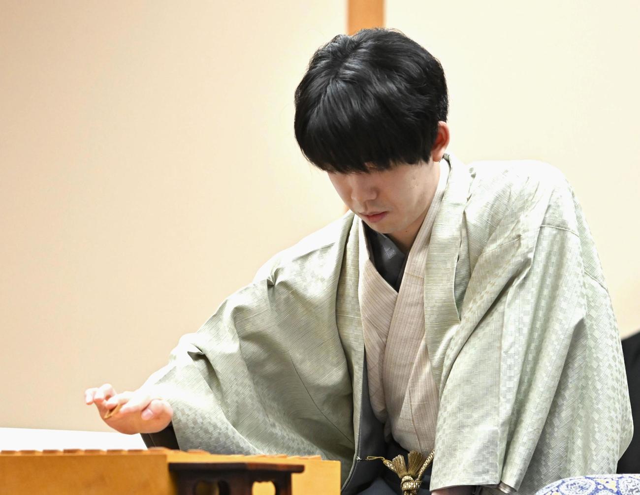 将棋の第50期棋王戦コナミグループ杯5番勝負第1局で、初手を指す藤井聡太棋王（共同）