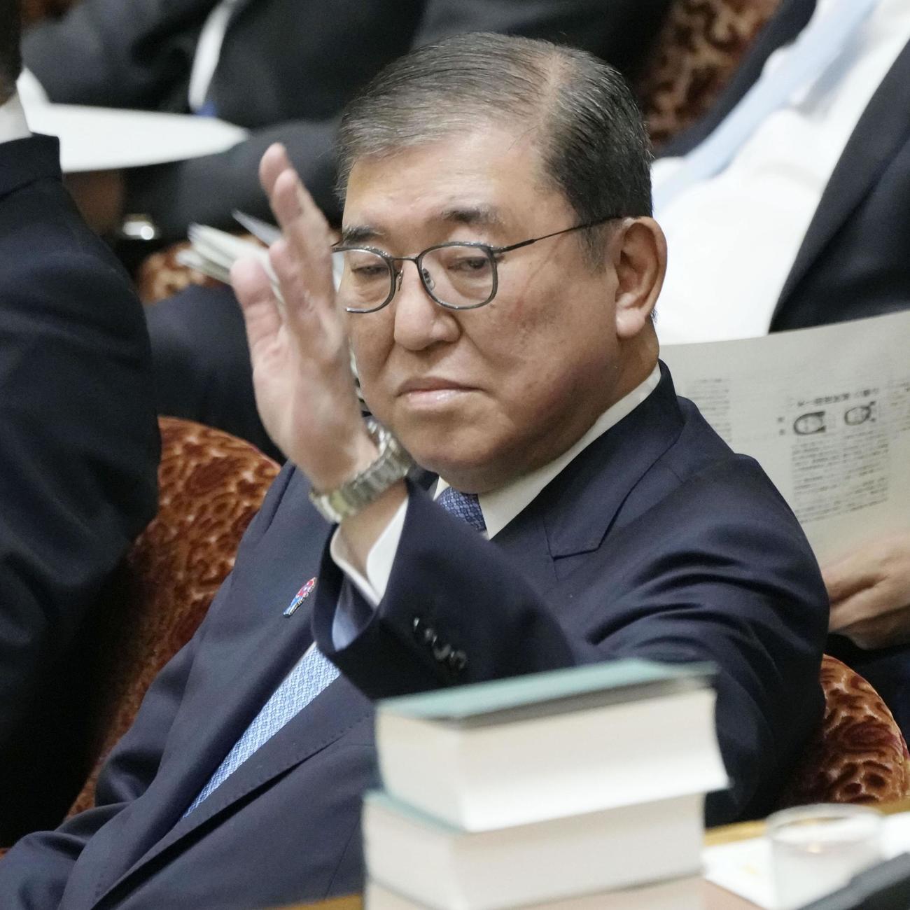 衆院予算委で答弁のため挙手する石破首相＝3日午前（共同）