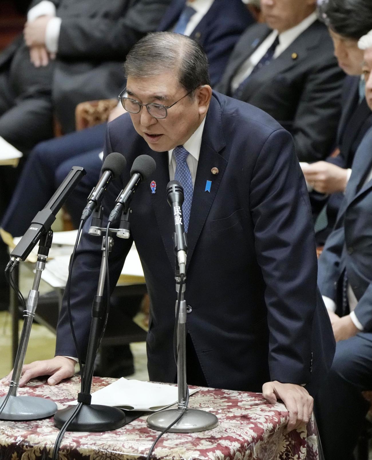 衆院予算委で答弁する石破首相＝3日午前（共同）
