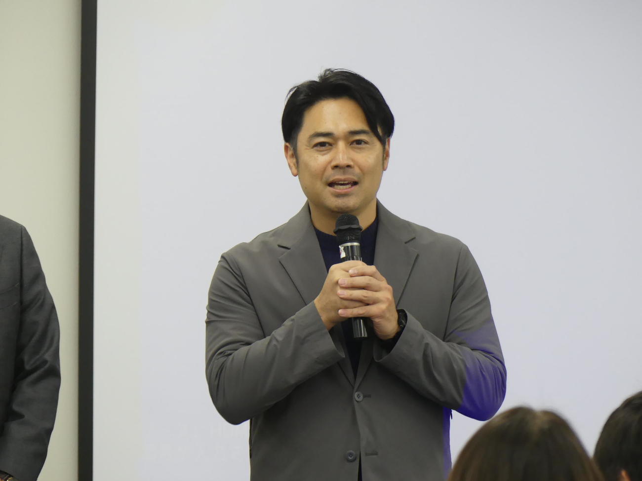都民ファーストの会が、今夏の東京都議選に向けて開いた説明会であいさつする元TBSアナウンサーの高野貴裕氏（撮影・中山知子）