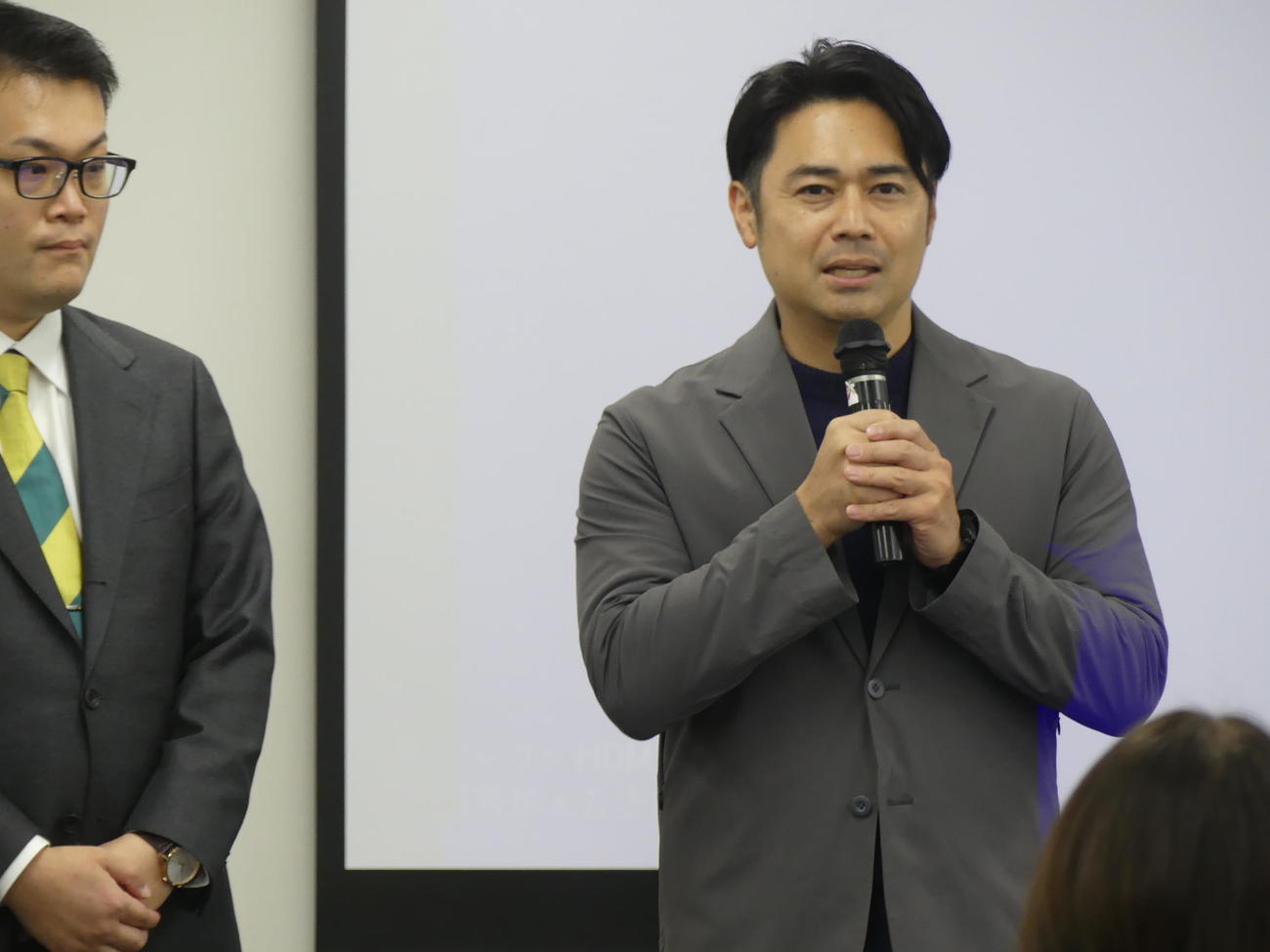 都民ファーストの会が、今夏の東京都議選に向けて開いた説明会であいさつする元TBSアナウンサーの高野貴裕氏（撮影・中山知子）