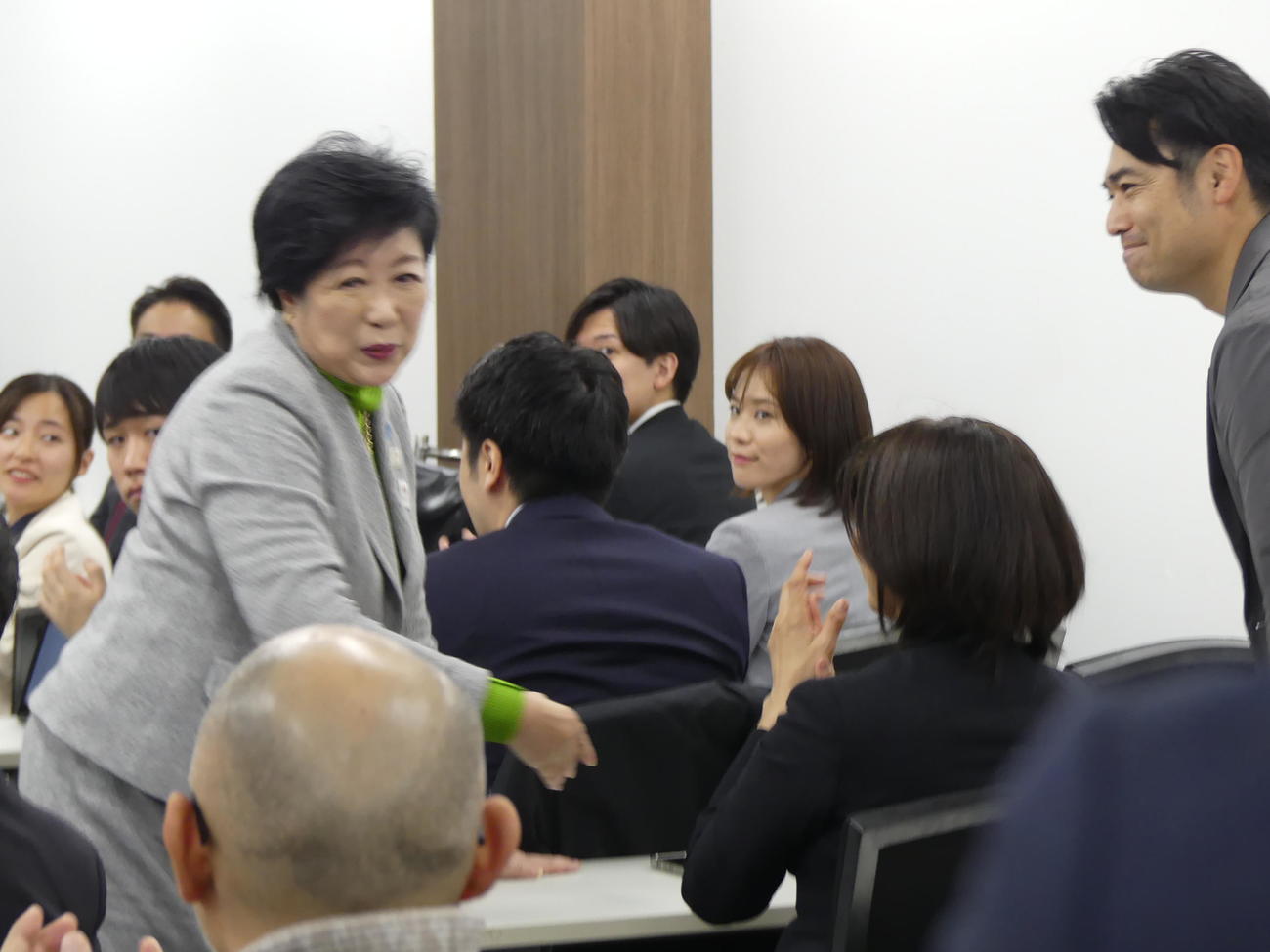 都民ファーストの会が、今夏の東京都議選に向けて開いた説明会で小池百合子都知事（左）にあいさつする元TBSアナウンサーの高野貴裕氏（撮影・中山知子）