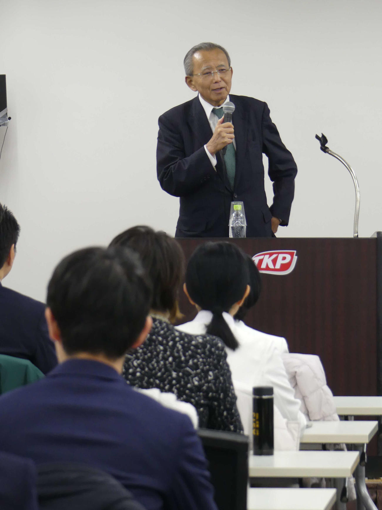 都民ファーストの会の会合で講演する藤川晋之助氏（撮影・中山知子）