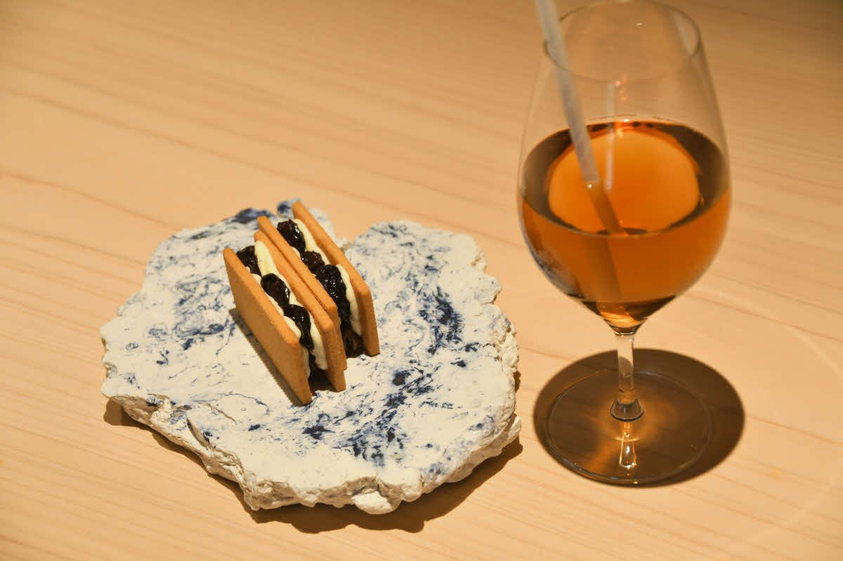 藤井聡太王将の2日目午前のおやつは「巨峰レーズン　おこっぺバターサンド」と狭山和紅茶（日本将棋連盟提供）