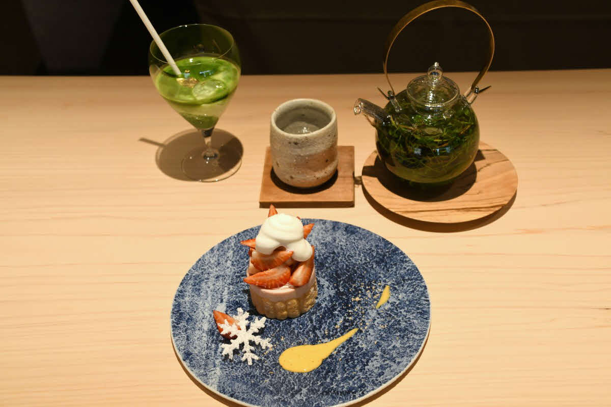 永瀬拓矢九段の2日目午前のおやつは初日から3連続となる「四つ星苺のシャルロット」と金の抹茶アイスラテ、ホットブレンドハーブティー（日本将棋連盟提供）