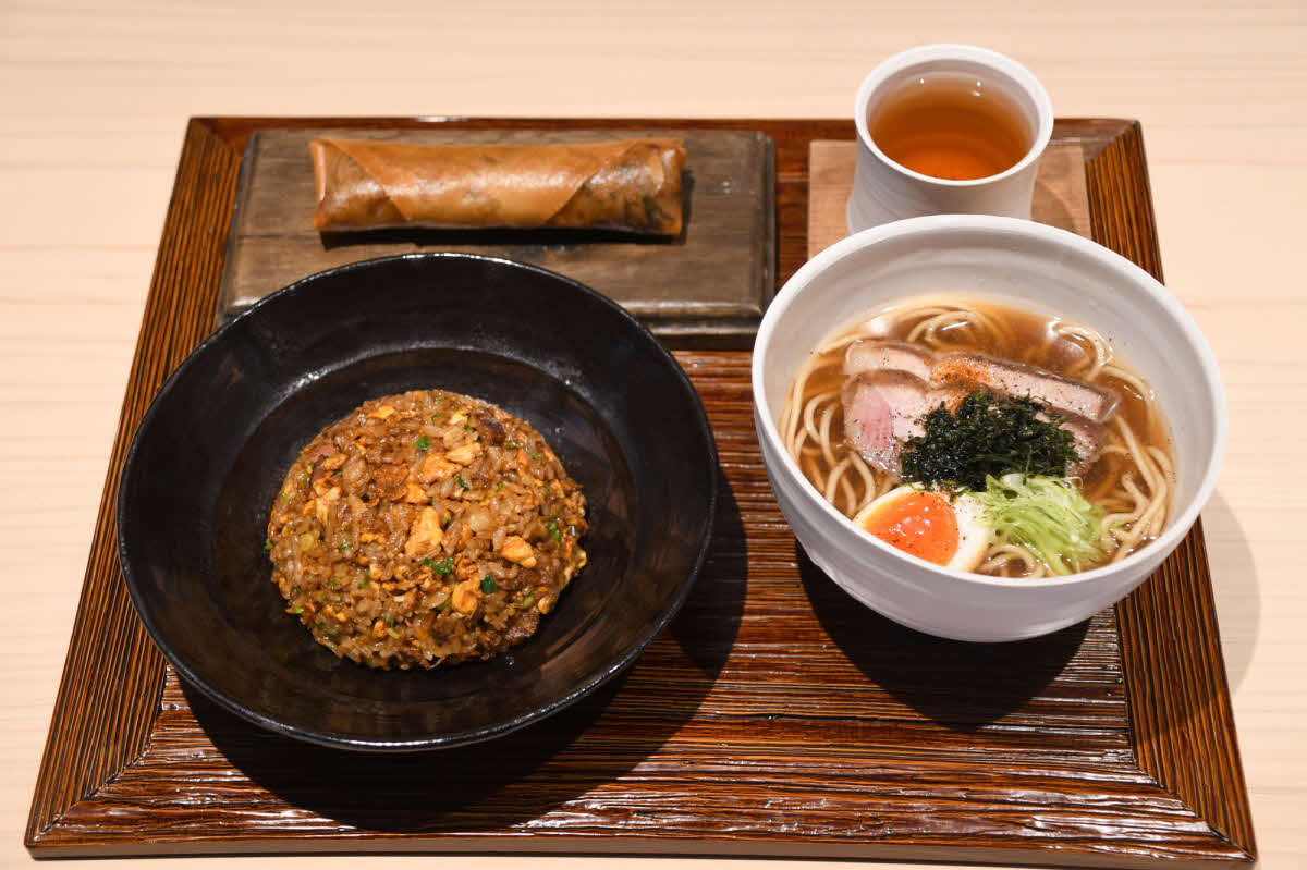 藤井聡太王将の2日目のランチは「かじか出汁（だし）のラーメン（自家製麺　柔豚＝やわらとん＝チャーシュー　行者にんにくミニチャーハン　猪＝いのしし＝の春巻き）」と和紅茶（日本将棋連盟提供）