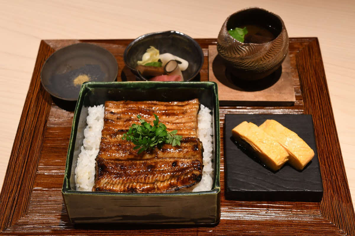 永瀬拓矢九段の2日目のランチは初日に続き「うな丼（う巻き　お吸い物　香の物）」にハーブティー（日本将棋連盟提供）