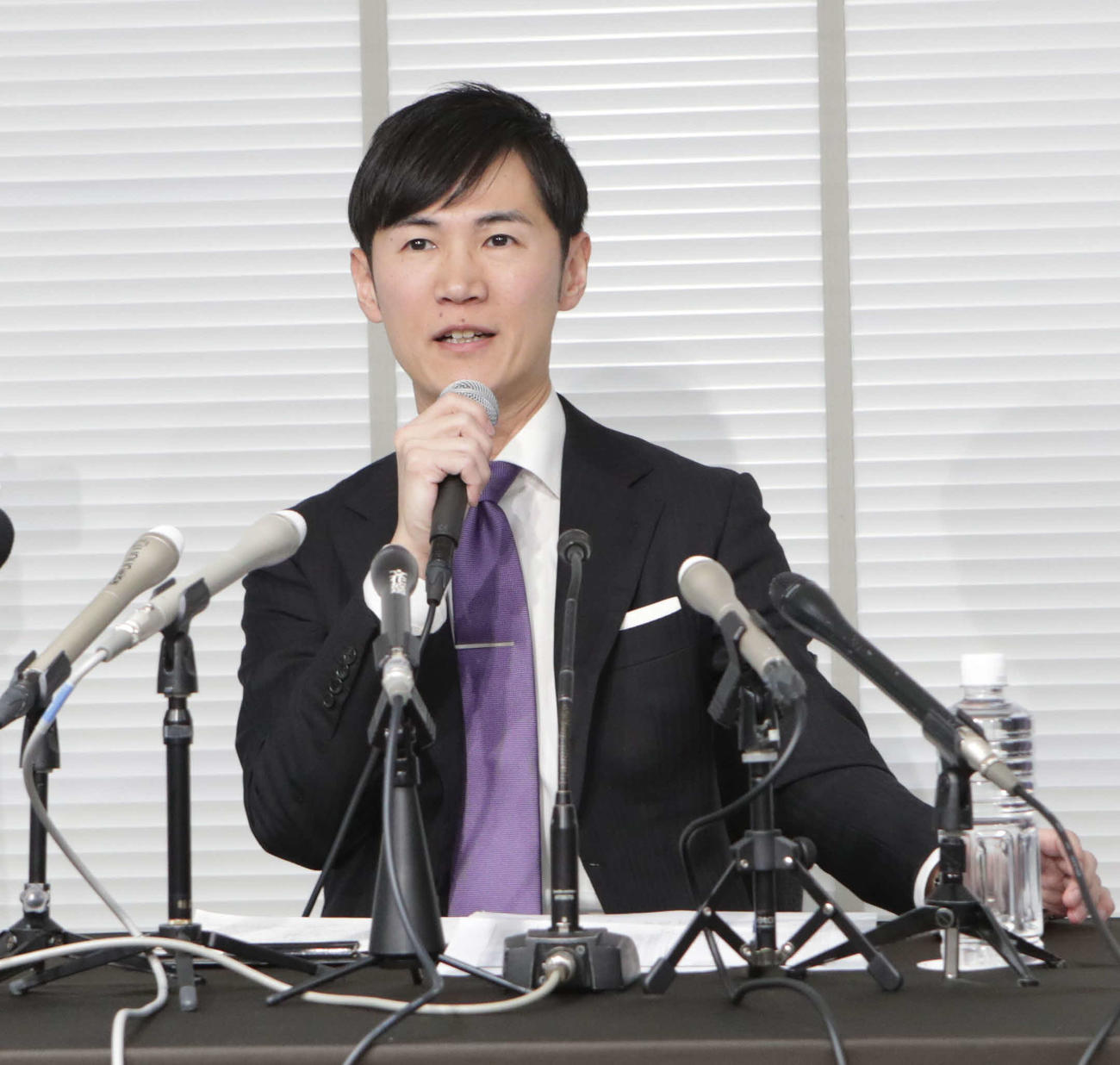 地域政党「再生の道」の会見に出席する石丸伸二氏