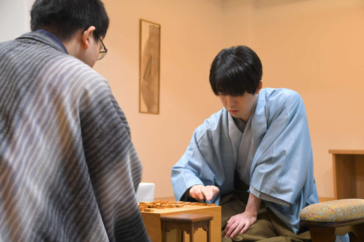 永瀬拓矢九段（左）に3連勝して王将戦4連覇まであと1勝としたい藤井聡太王将（右、日本将棋連盟提供）