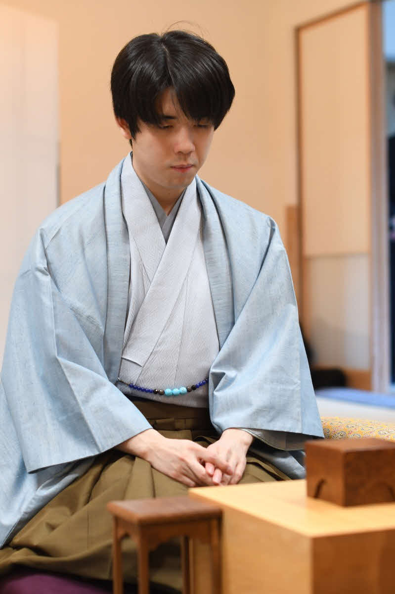 永瀬拓矢九段に3連勝して王将戦4連覇まであと1勝としたい藤井聡太王将（日本将棋連盟提供）