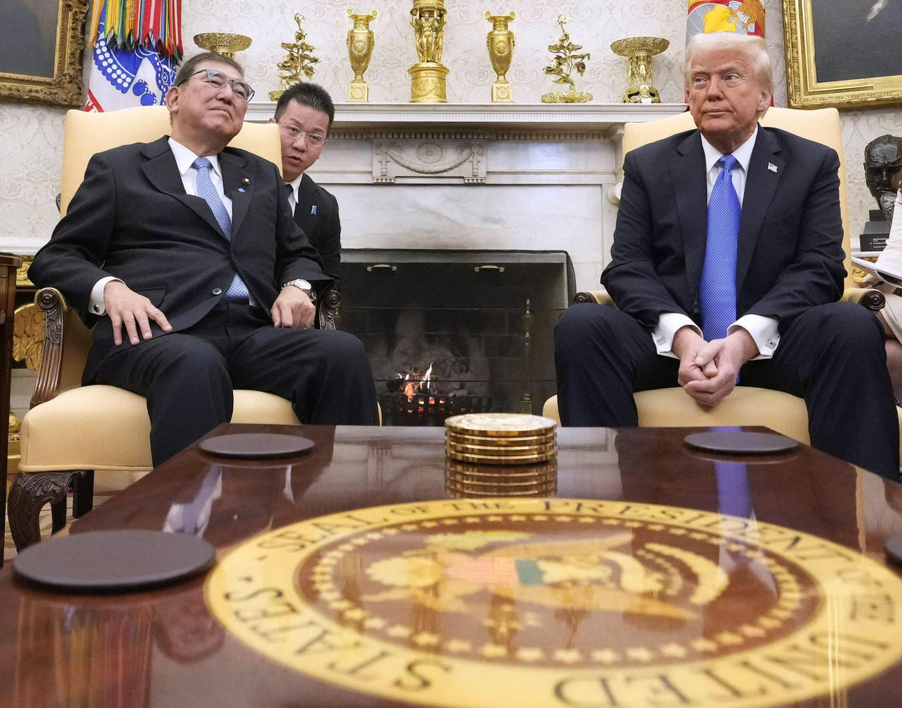 ホワイトハウスで会談する石破首相（左）とトランプ米大統領（共同）