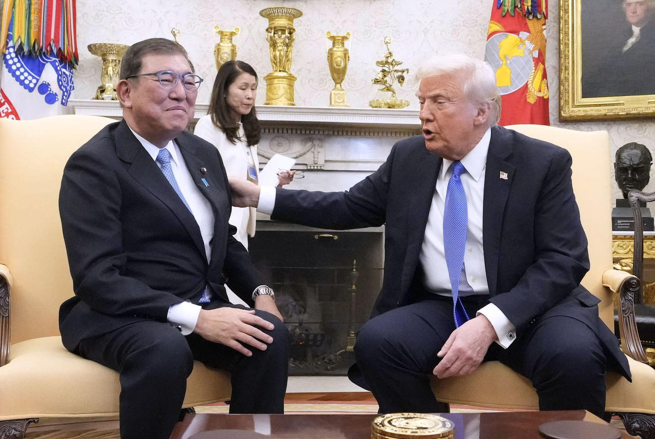 トランプ米大統領（右）との会談で、笑顔を見せる石破首相（共同）
