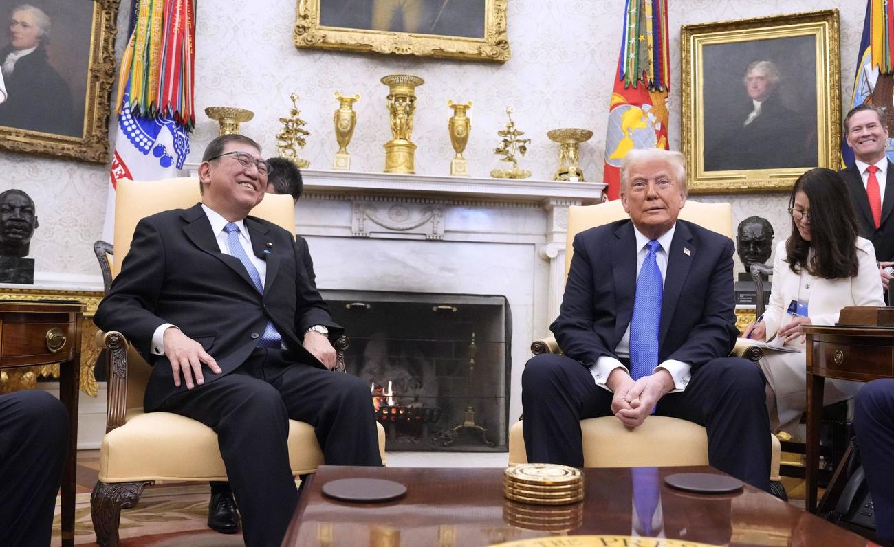トランプ米大統領（右）との会談で、笑顔を見せる石破首相（共同）