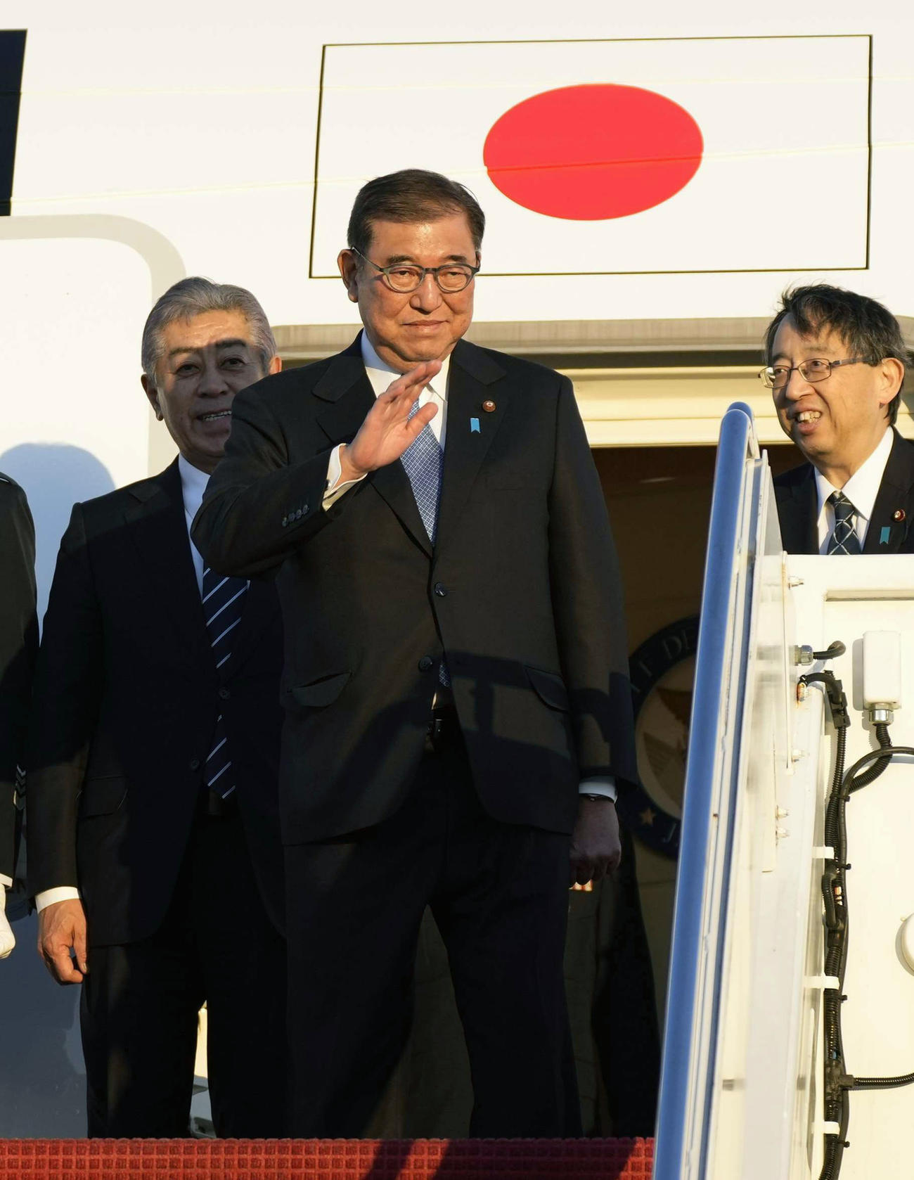 米国での外交日程を終え、ワシントン郊外のアンドルーズ空軍基地から帰国の途に就く石破首相（共同）