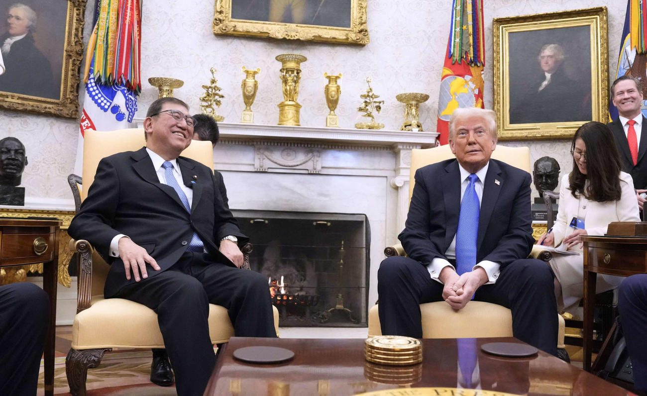トランプ米大統領（右）との会談で、笑顔を見せる石破首相（共同）