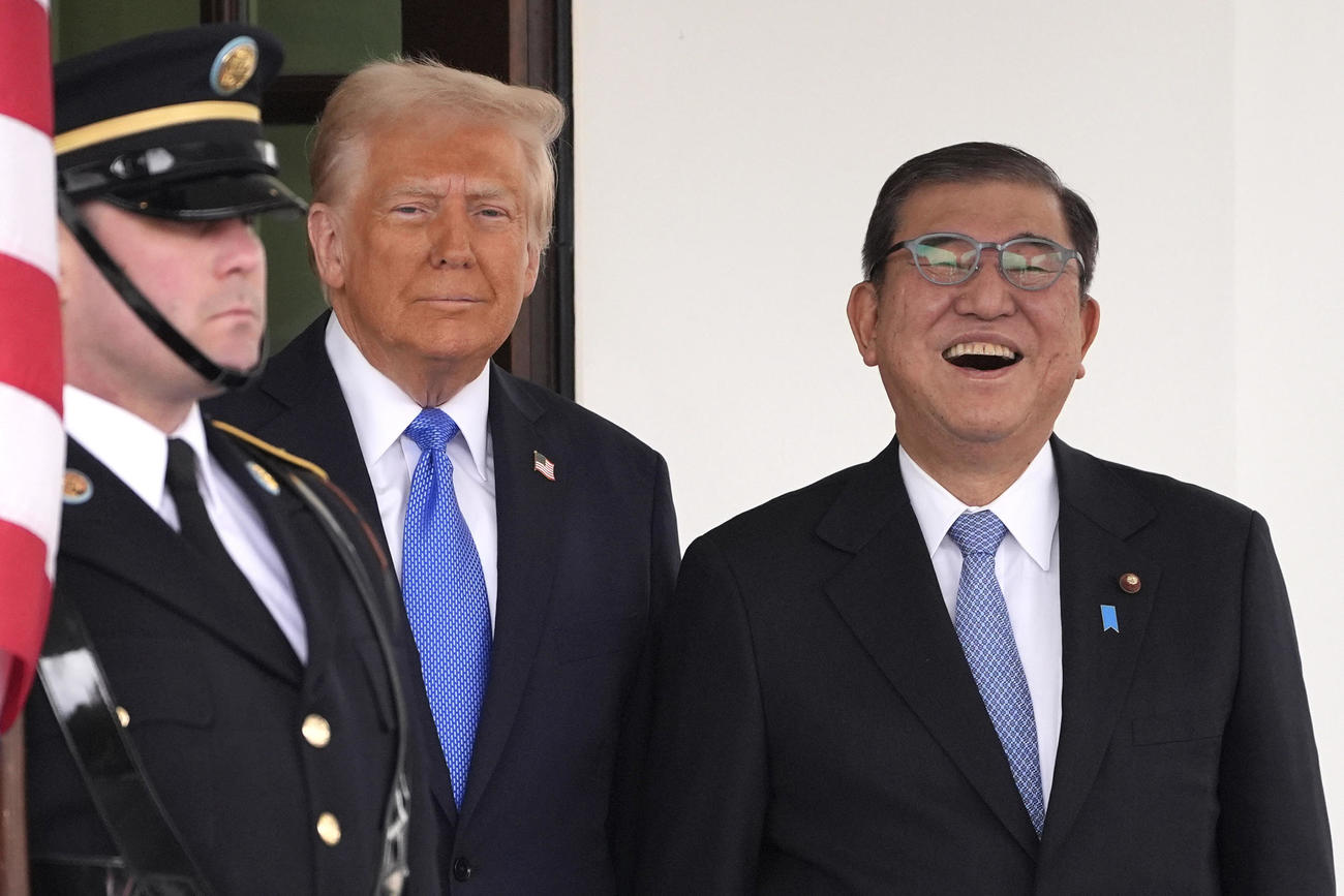 ホワイトハウスでトランプ米大統領の出迎えを受ける石破首相（右）＝7日、ワシントン（AP＝共同）