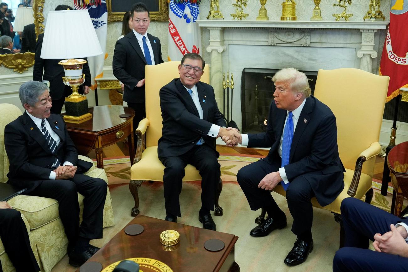 ホワイトハウスで石破茂首相と握手する米国のドナルド・トランプ大統領（２０２５年２月７日、ロイター）