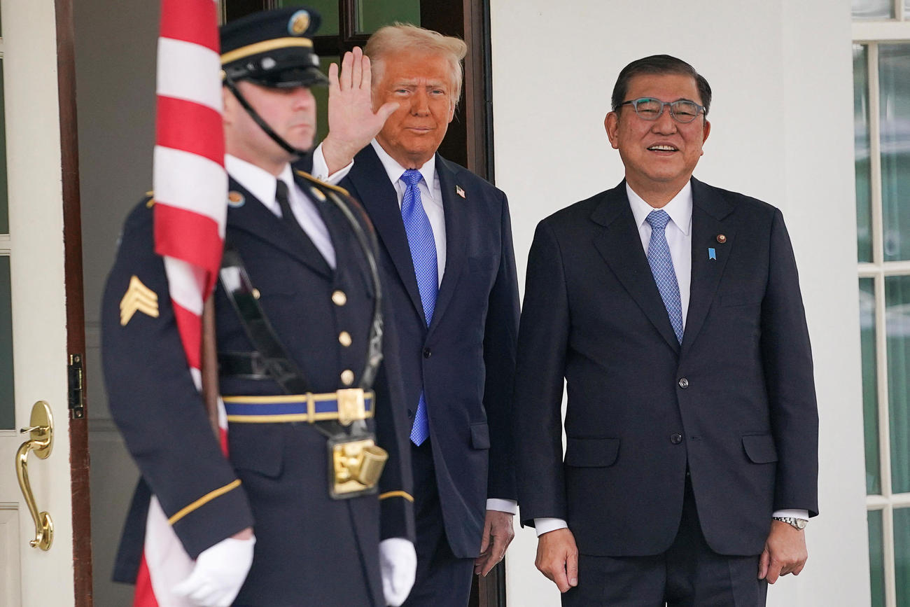 ホワイトハウスで石破茂首相（右）を出迎えた米国のドナルド・トランプ大統領（２０２５年２月７日、ロイター）
