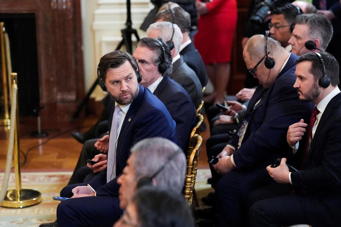 ホワイトハウスでの石破茂首相とドナルド・トランプ大統領の記者会見に同席して、様子を見守るJ・D・バンス副大統領（左、２０２５年２月７日、ロイター）
