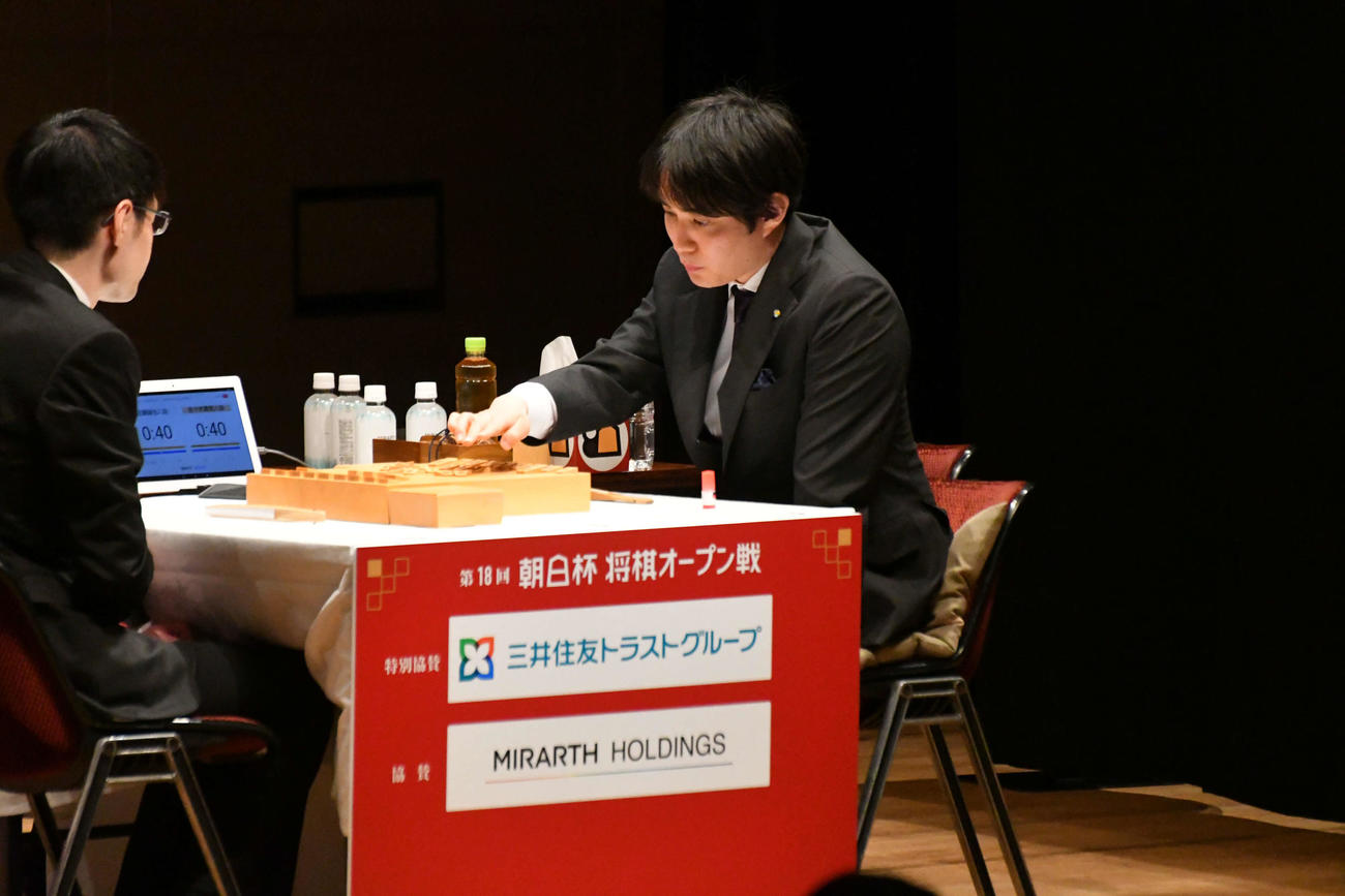近藤誠也八段（左）と準決勝で対戦した佐々木勇気八段（右）