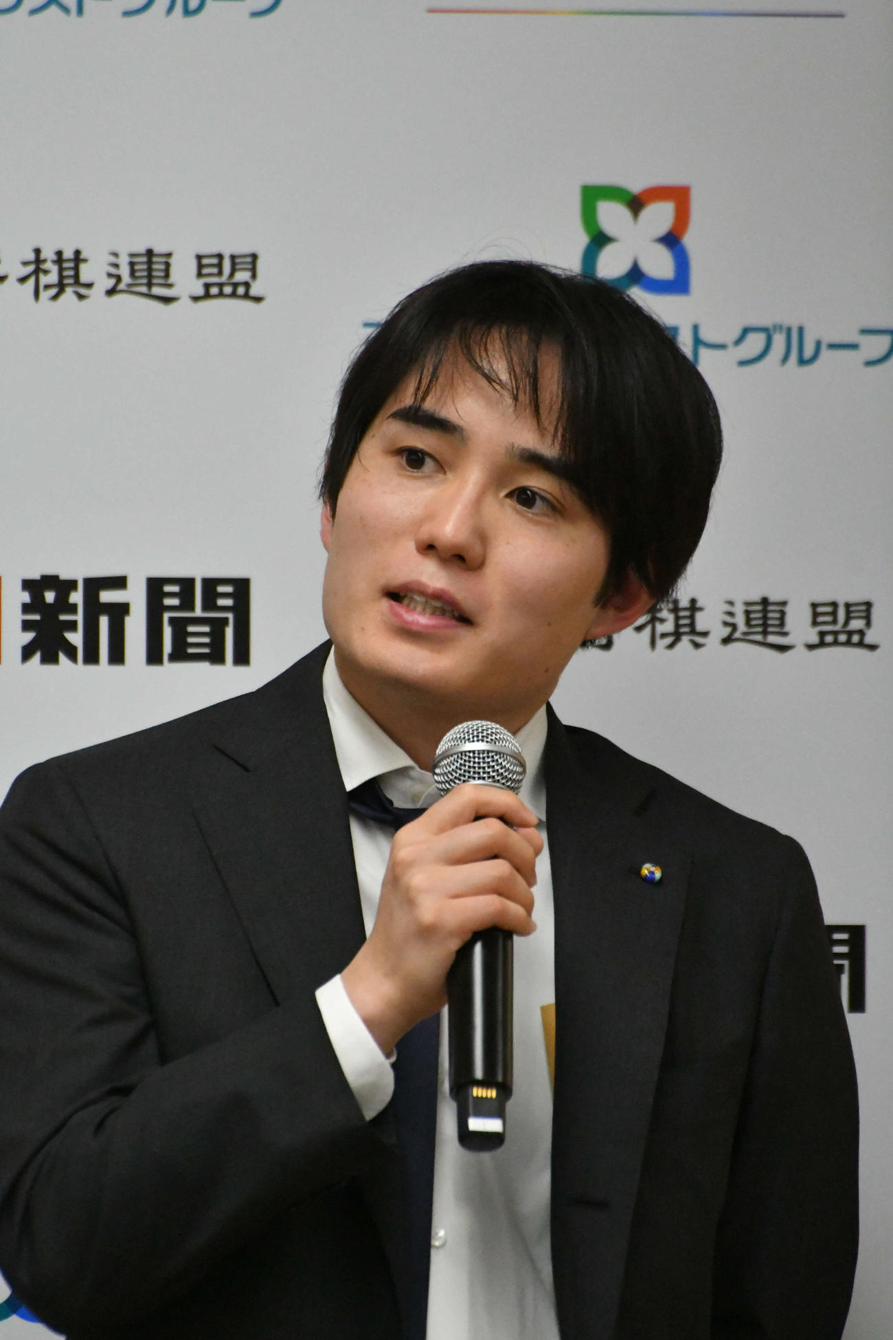 近藤誠也八段に敗れた対局を振り返って残念がる佐々木勇気八段