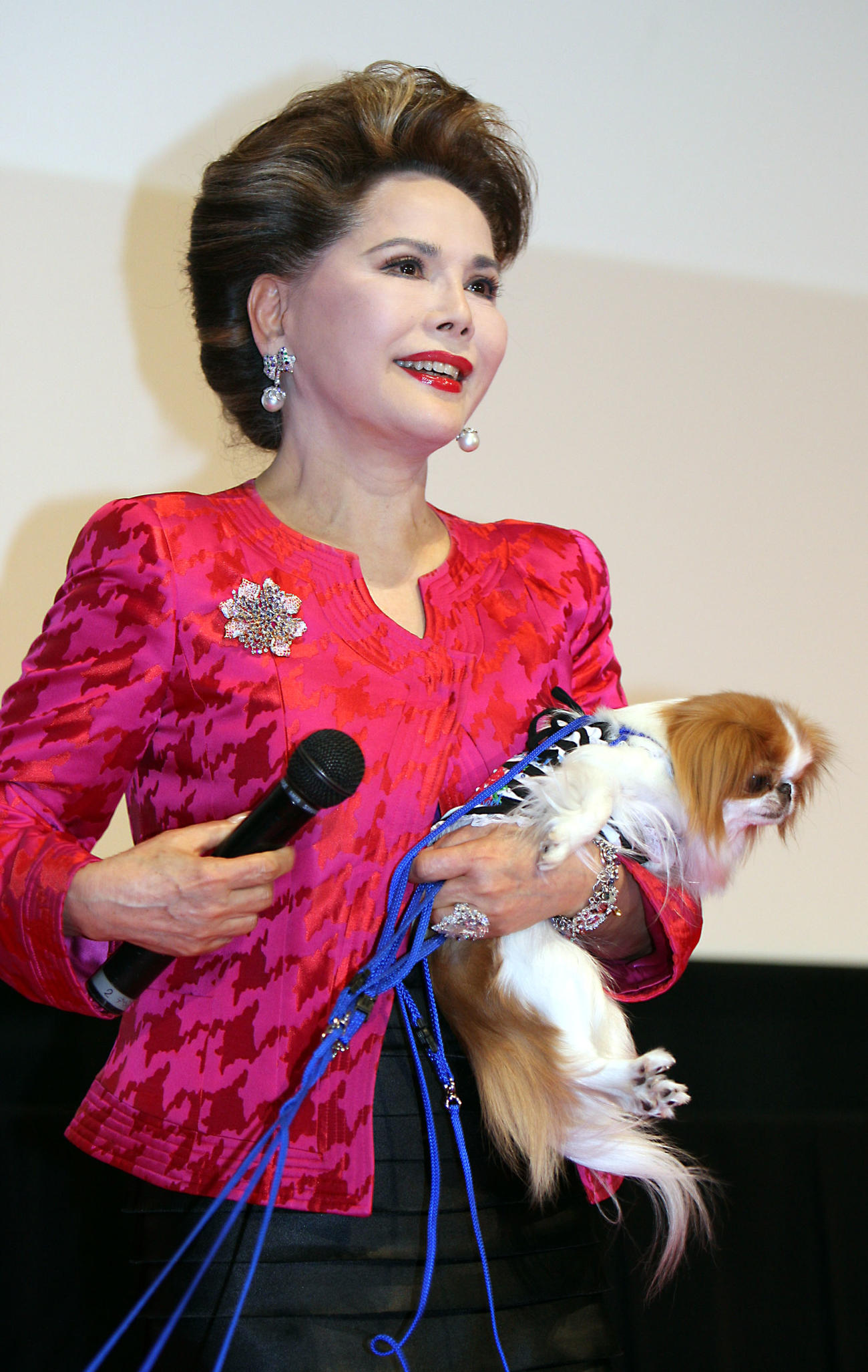 09年3月、映画「マーリー　世界一おバカな犬が教えてくれたこと」プレミア試写会　舞台あいさつで愛犬と笑顔を見せるデヴィ夫人
