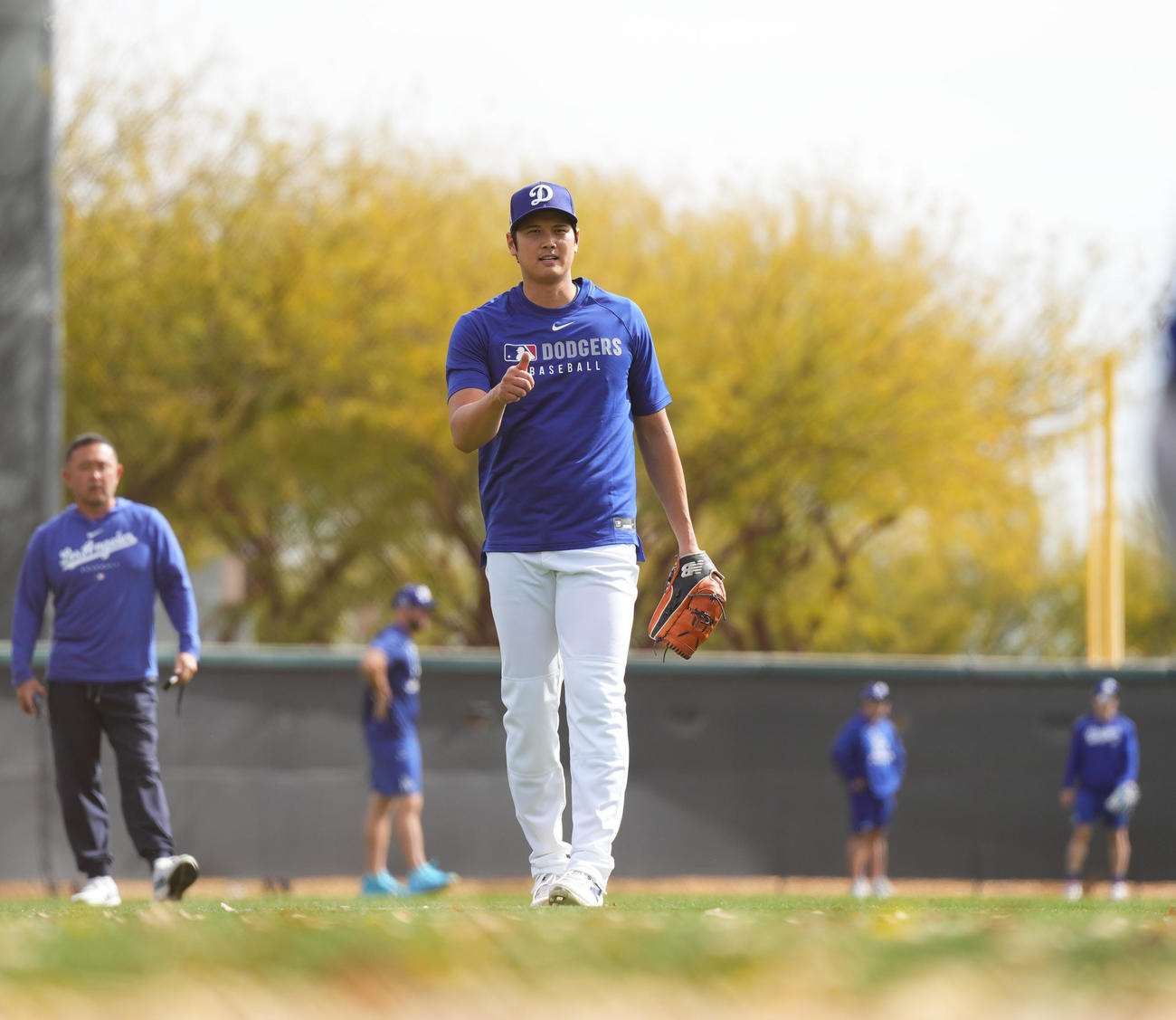 ドジャース春季キャンプ　キャンプ初日、キャッチボールの合間にサムズアップポーズをとるドジャース大谷（撮影・菅敏）（撮影・菅敏）