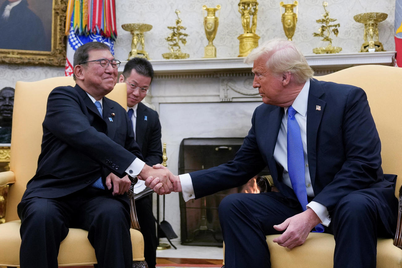 ホワイトハウスで石破茂首相と握手する米国のドナルド・トランプ大統領（2025年2月7日＝ロイター）