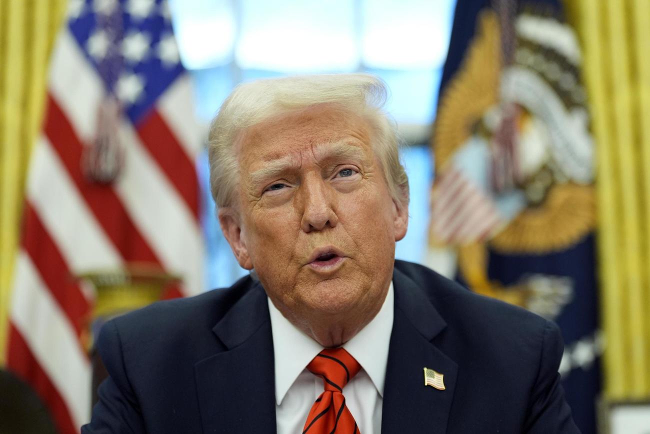 ホワイトハウスで報道陣に話すトランプ米大統領（AP＝共同）