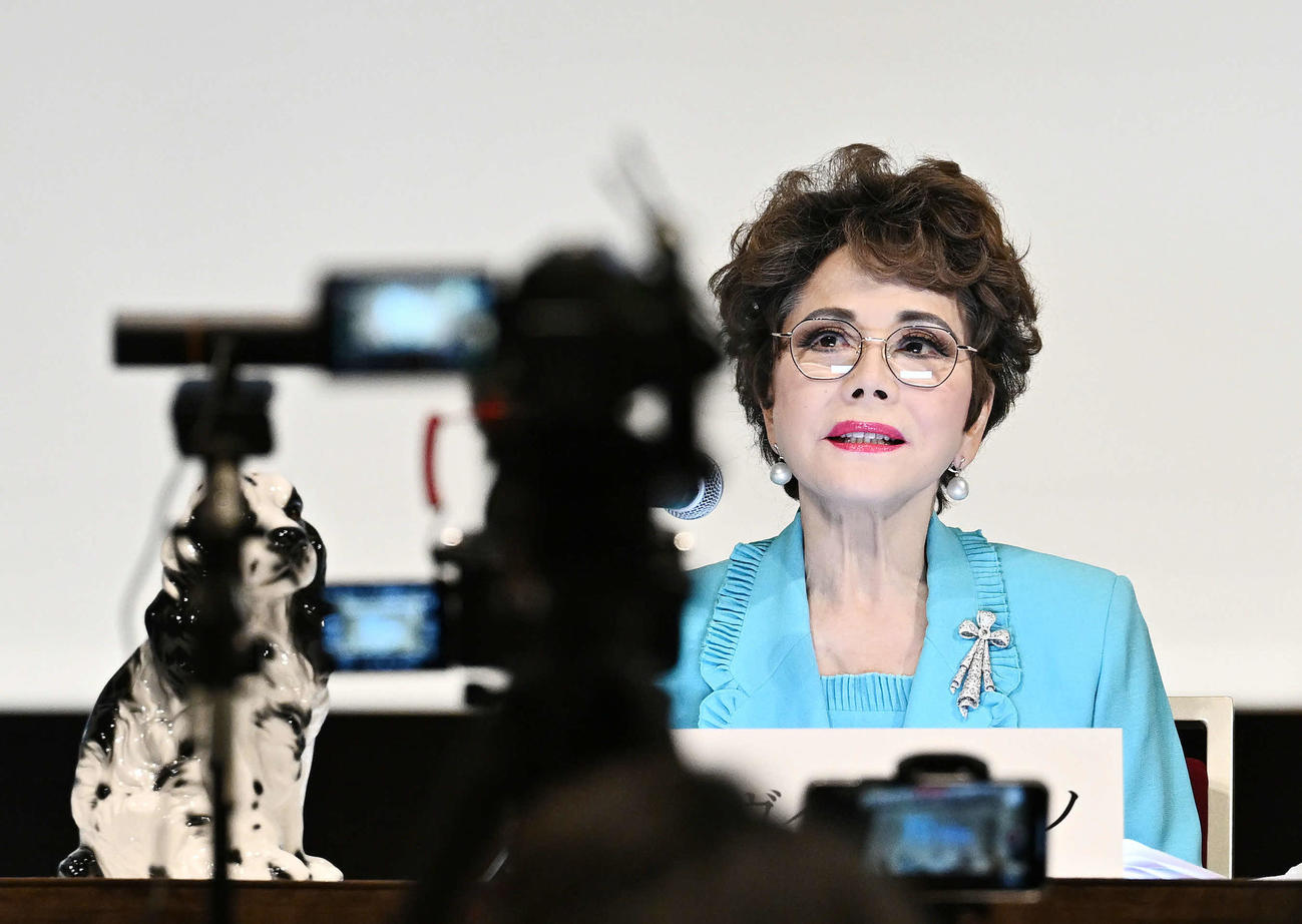 新党「12（ワンニャン）平和党」の代表に就任し会見するデヴィ夫人（撮影・滝沢徹郎）