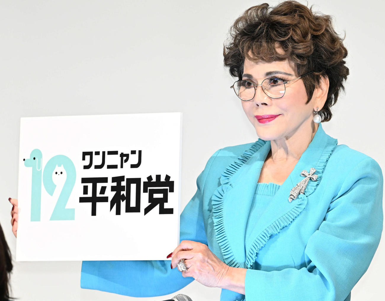新党「12（ワンニャン）平和党」の代表に就任し会見でパネルを手にするデヴィ夫人（撮影・滝沢徹郎）