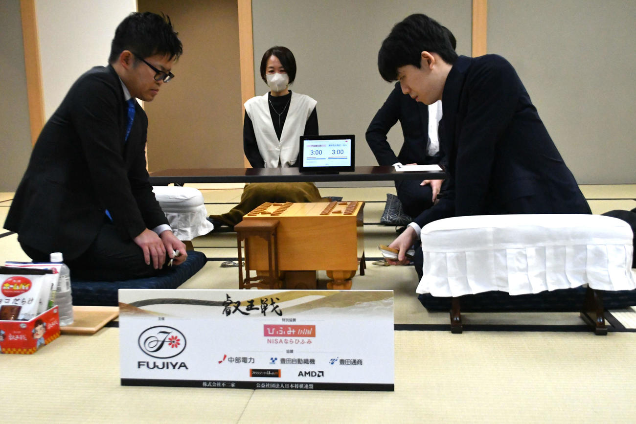 戸辺誠七段（左）の先手で始まった、藤井聡太7冠（右）が8冠返り咲きを目指す叡王戦本戦準々決勝