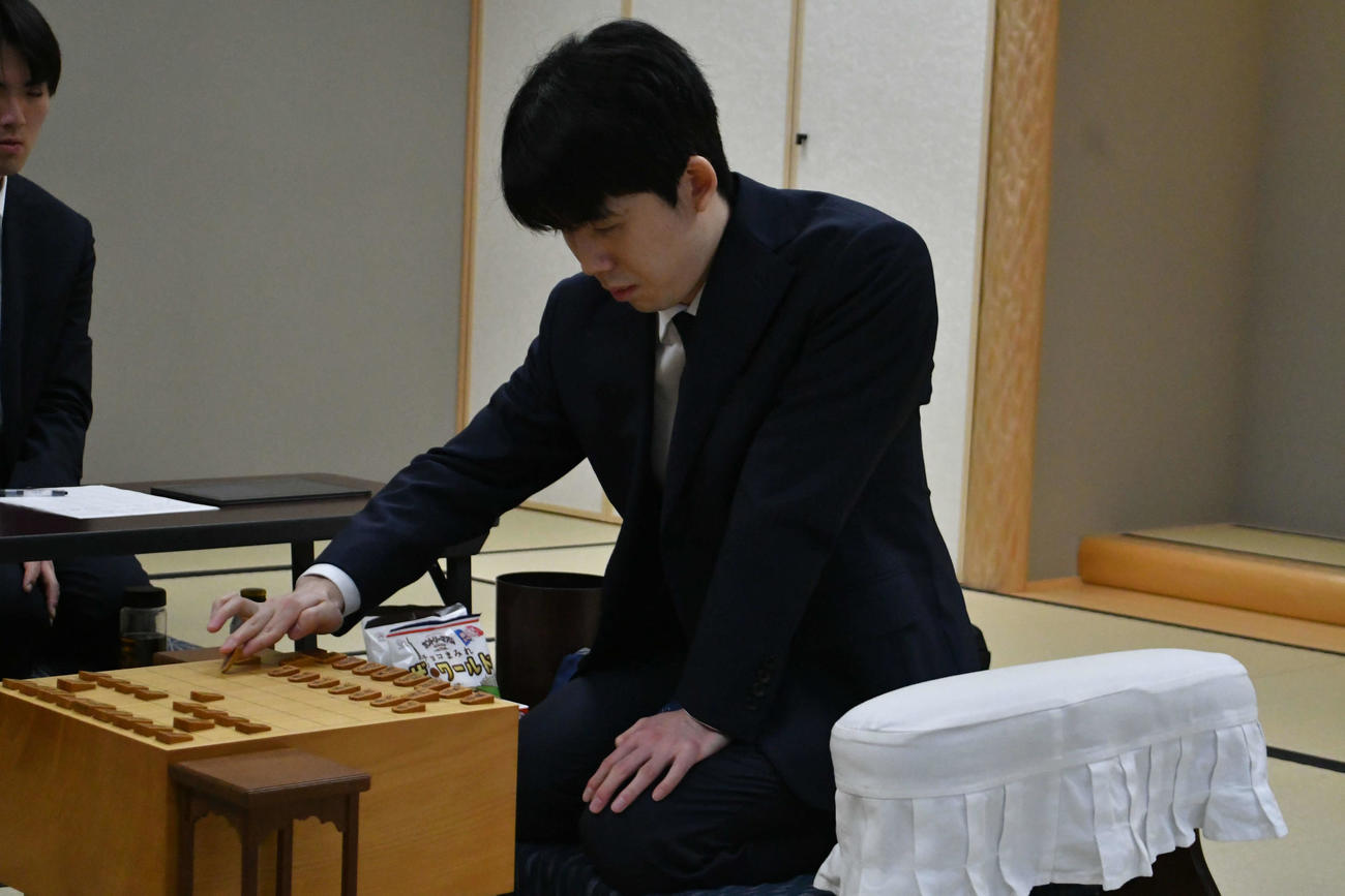 戸辺誠七段との初対局で初手を指す藤井聡太7冠